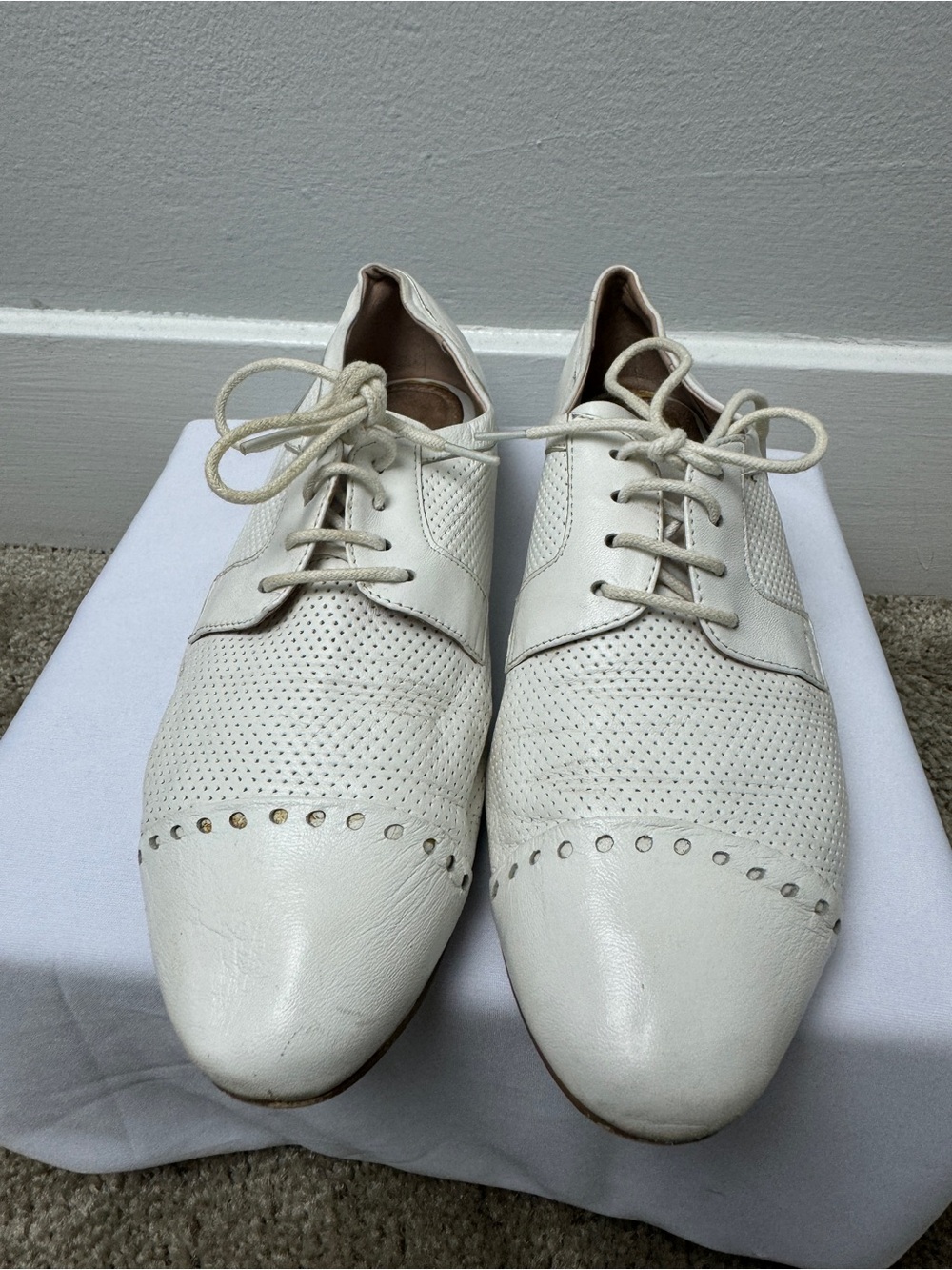 Classic Women's White Leather Lace-Up Oxfords